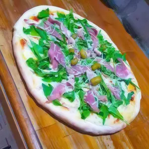 Pizza muzzarella con rúcula y jamón crudo