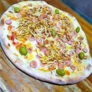 Pizza muzzarella con salchichas y papas pai