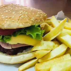 Hamburguesa con papas fritas