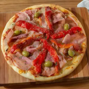 Pizza Jamón y Morrones