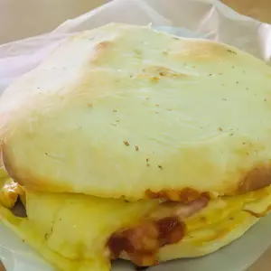 Sándwich jamón crudo y queso