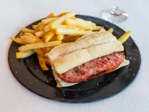 Choripán con papas fritas