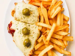 Matambrito a la pizza con papas fritas