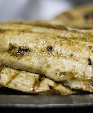 Pollo grillado con guarnición