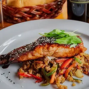 Salmón laqueado con vegetales