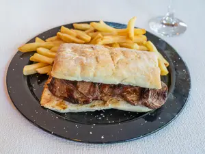 Sándwich de lomo con papas
