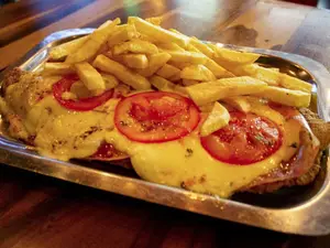 Mega milanesa napolitana con fritas