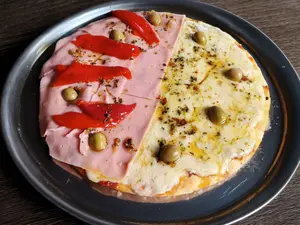 Mitad mozzarella / jamón y morron
