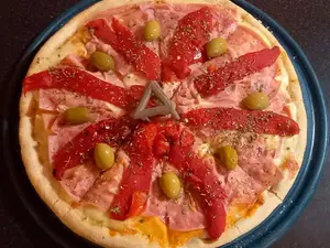 Pizza Con Jamón Y Morrones