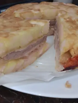 Tortilla de papas rellena con j y q . mediana