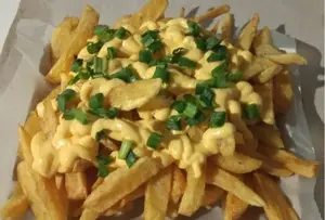 Papas fritas con cheddar