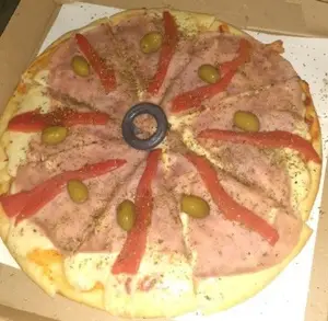 Pizza de jamón y morrón