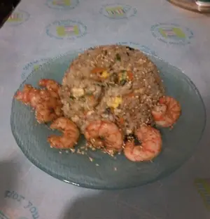 Yakimeshi de langostinos