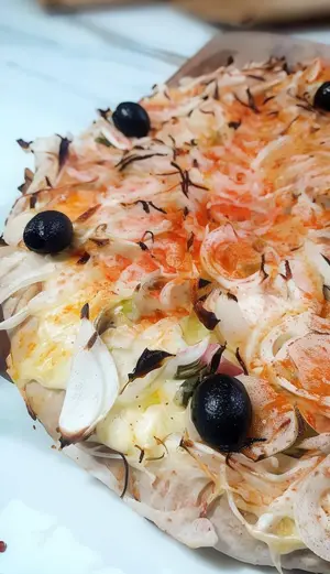 Pizza fugazzetta y verdeo