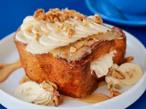 French toast de banana, mantequilla de maní y nueces