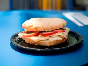 Sándwich de chipa caprese