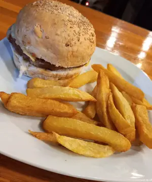 Hamburguesa con queso y papas fritas