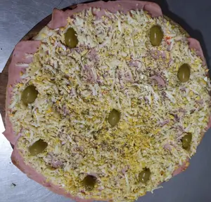 Pizza de jamón y huevo