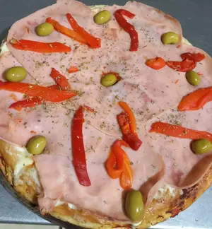 Pizza de jamón y morrón