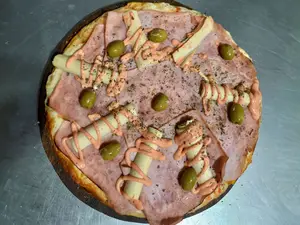 Pizza de jamón y palmitos