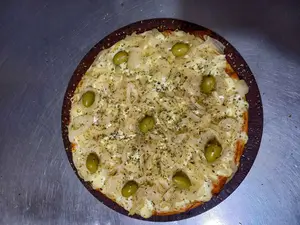 Pizza fugazzeta con jamón