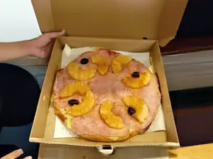 Pizza jamón y ananá