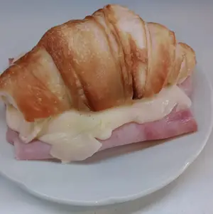 Croissant con Jamon y Queso