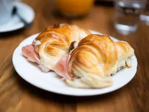 Medialuna con jamon y queso