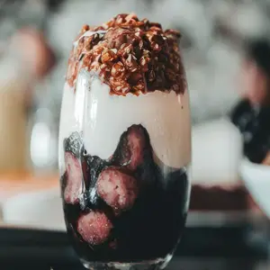 Yogurt con frutos y granola