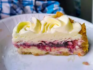 Key lime pie con frutos rojos