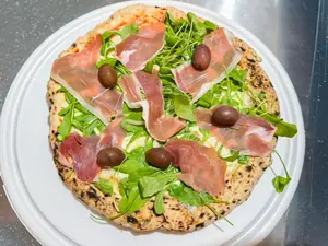 Pizza prosciutto mediana