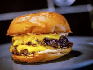 CLASSIC CHEESE TRIPLE + PAPAS