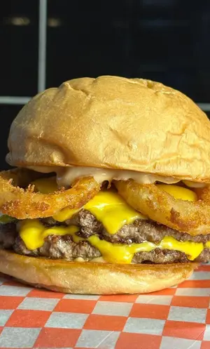 FRIED ONION TRIPLE + PAPAS