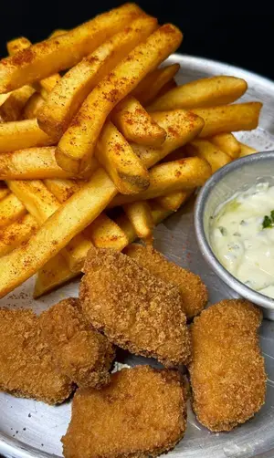 NUGGETS POLLO FAKE + PAPAS
