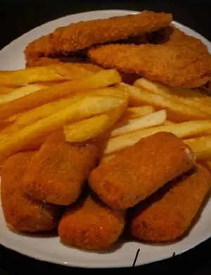 Papas, bast pollo y bast muzza