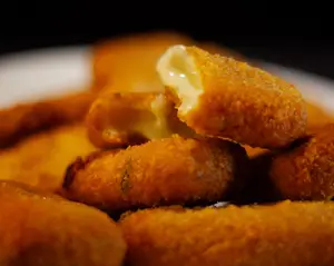 Papas + bastones de muzzarella