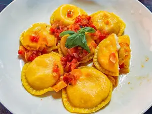 Ravioles veggie + salsa fileto