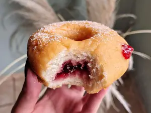 Dona rellena frutos rojos