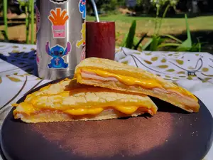 Tostado de chipá lomycheddar
