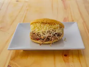 Arepa Carne Mechada Y Queso