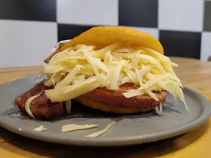 Arepa de chuleta y queso