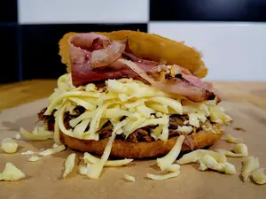 Arepa de panceta y queso
