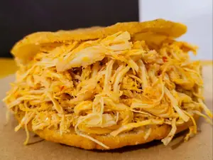 Arepa De Pollo Y Queso