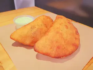Empanada mechada y queso