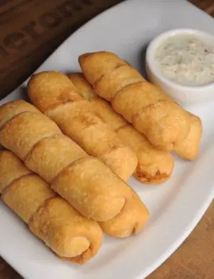 12 Tequeños Con Salsa De Ajo