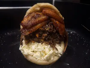 Arepa Pelua Con Platano