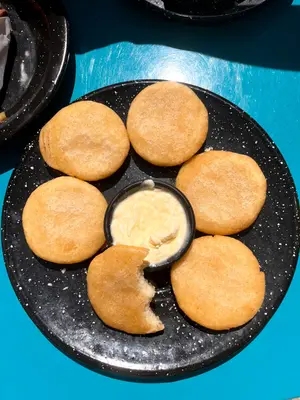 Arepitas fritas con nata