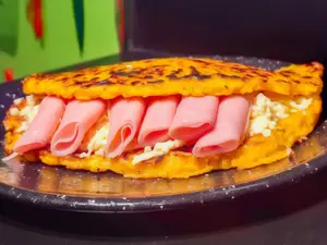 Cachapa De Jamon Y Queso