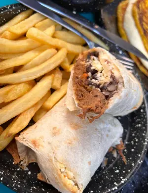 Pabeburrito con papas fritas