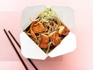 Yaki meshi de salmón